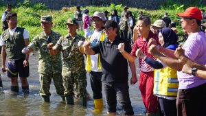 Hasto Wardoyo Gandeng Ratusan Mahasiswa Bersihkan Sungai Code, Perkuat Edukasi Lingkungan Jelang KKN